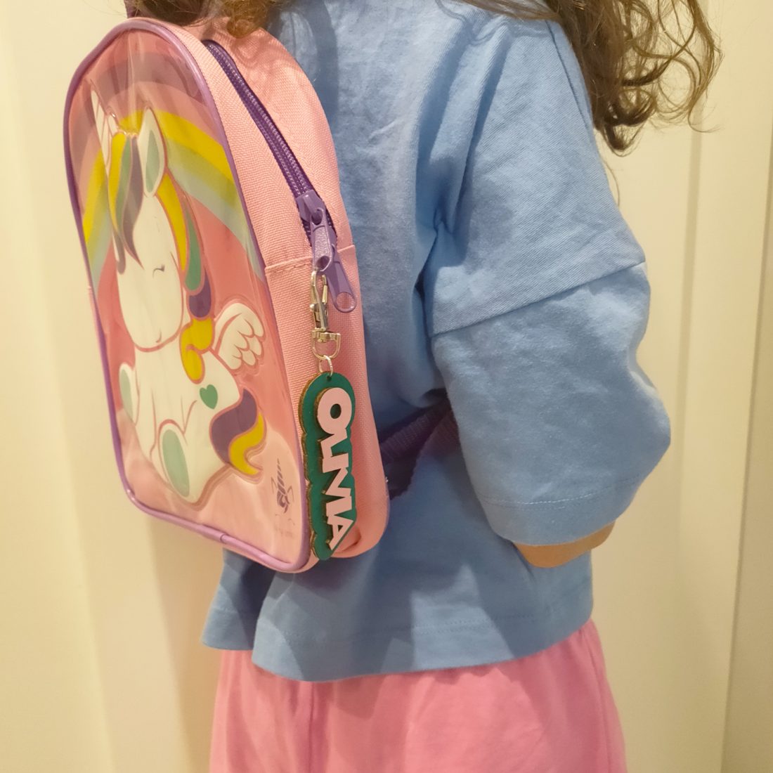 Llavero con nombre colgado de una mochila infantil